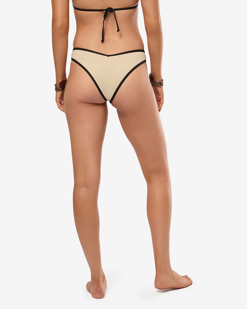 Delilah Bottom