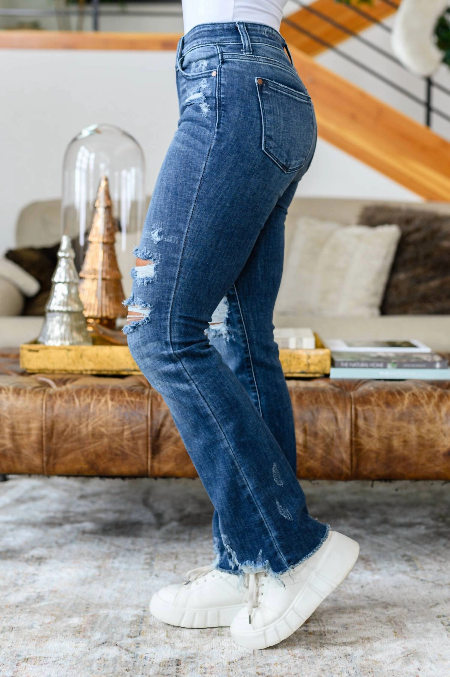 High Contrast Slim Bootcut Destroyed Jeans In Dark Wash