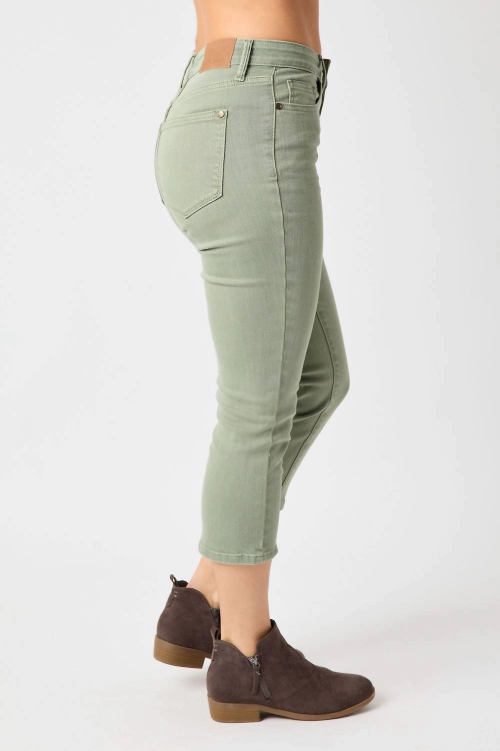 Mid Rise Garmet Dyed Denim Jeans In Sage Capri