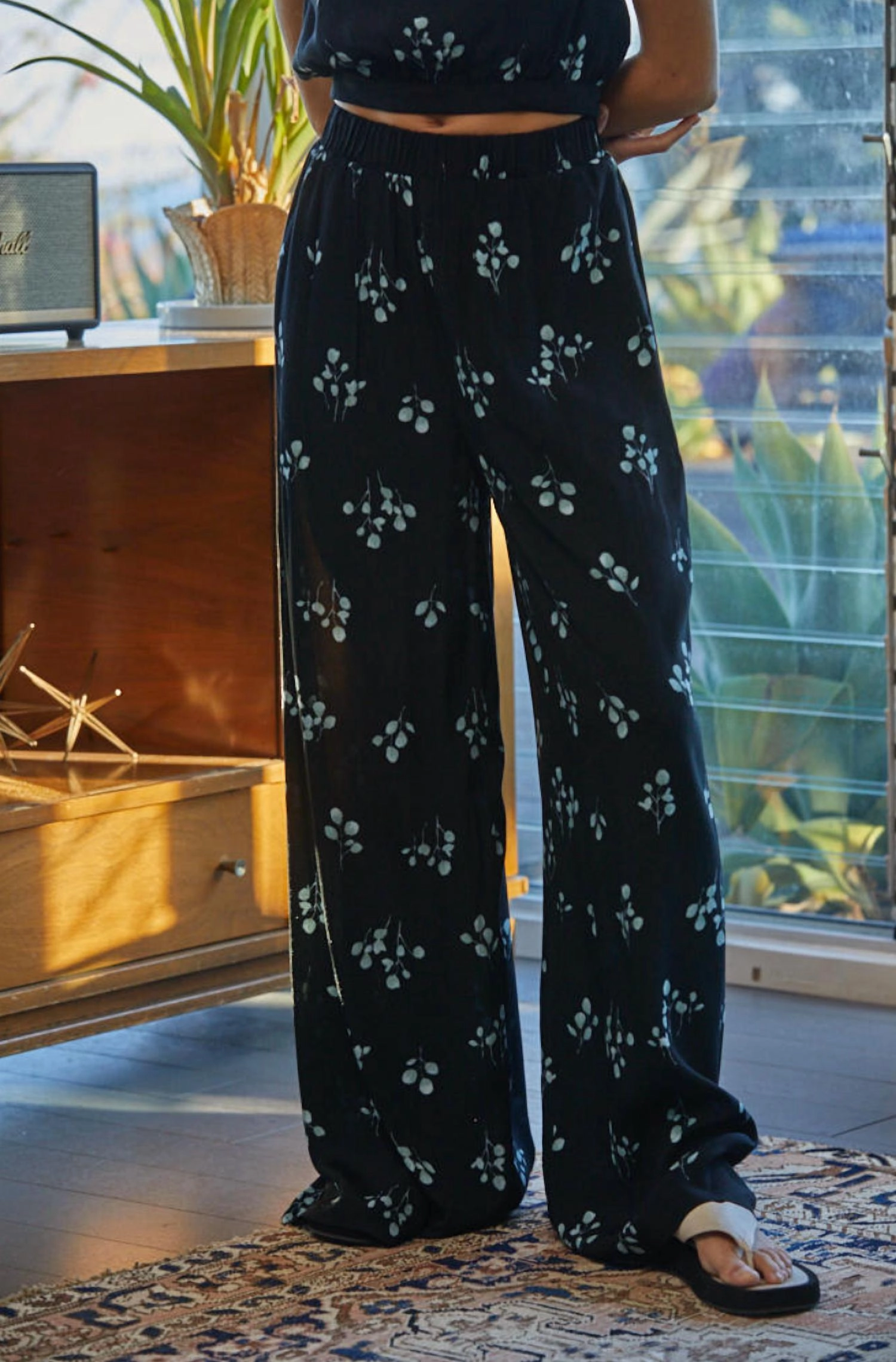 Montana Woven Floral Pants In Black